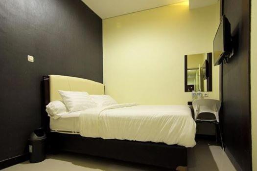 Dekost Madiun Hotel Exterior photo